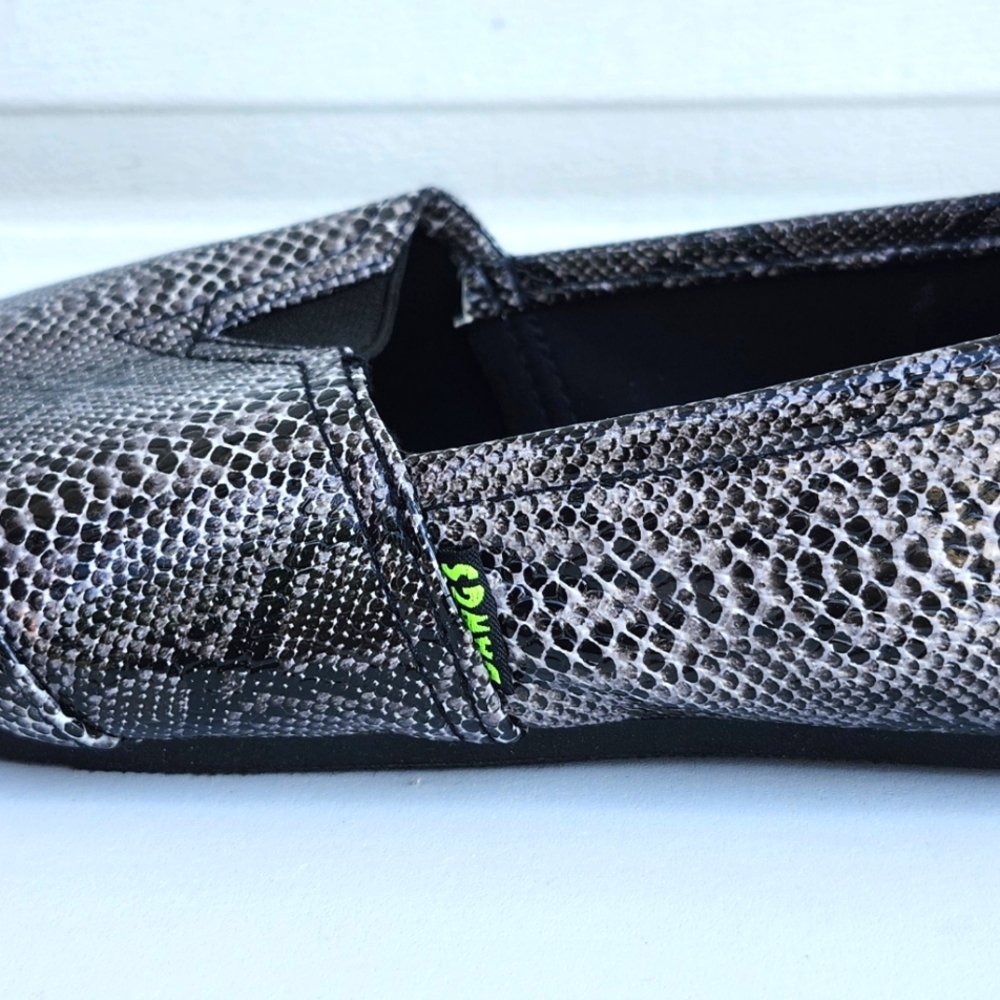 Dawgs Kaymann Exotic Black & White Snake Print Flats Women's Size 10